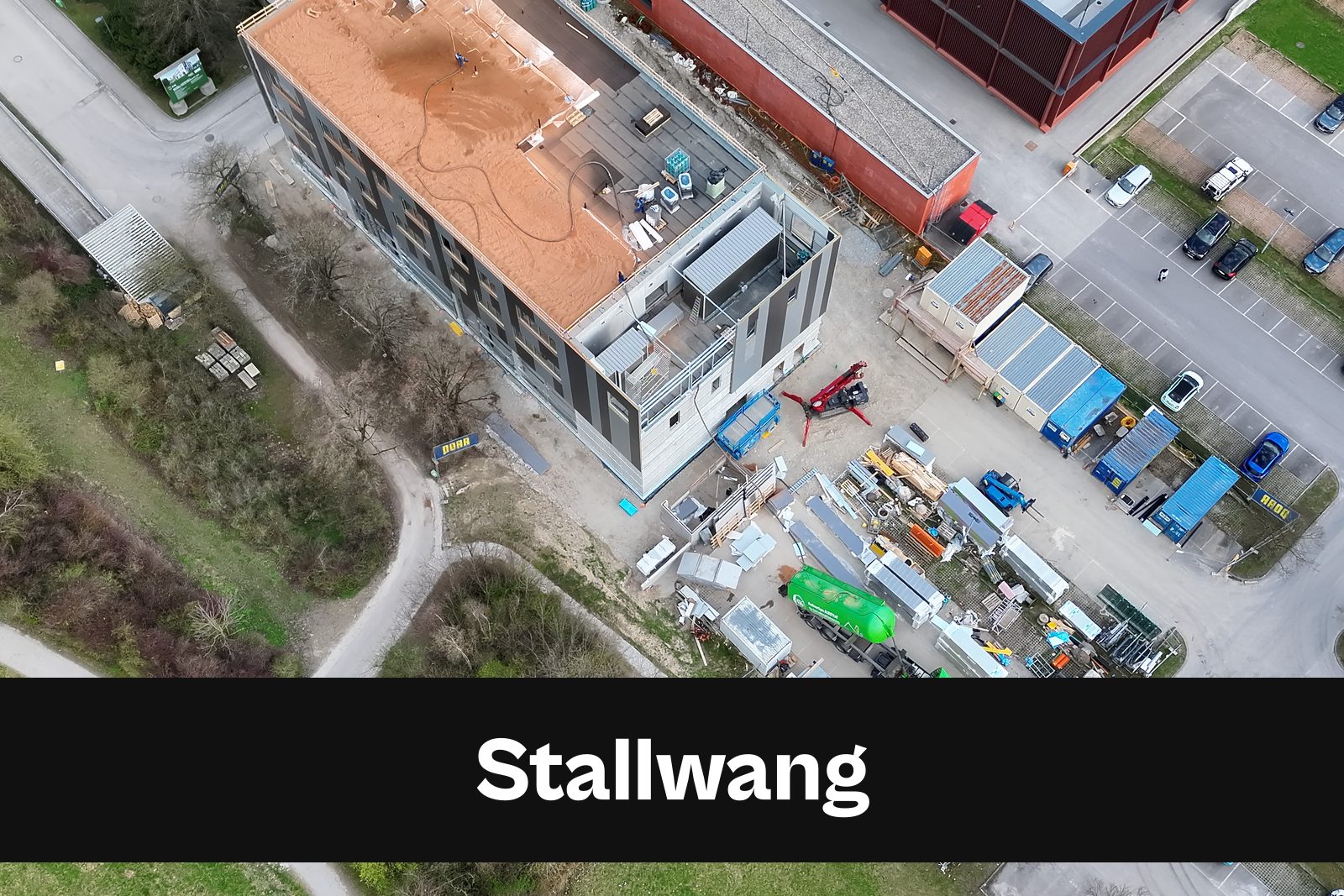Drohnen-Luftaufnahme einer Baustelle in Stallwang mit Standort-Badge