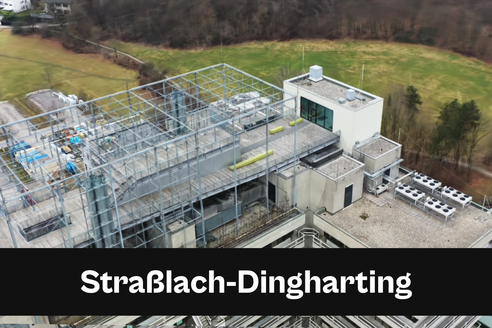 Fotorealistisches 3D-Modell als Gaussian Splat aus Drohnenaufnahmen in Straßlach-Dingharting mit Standort-Badge