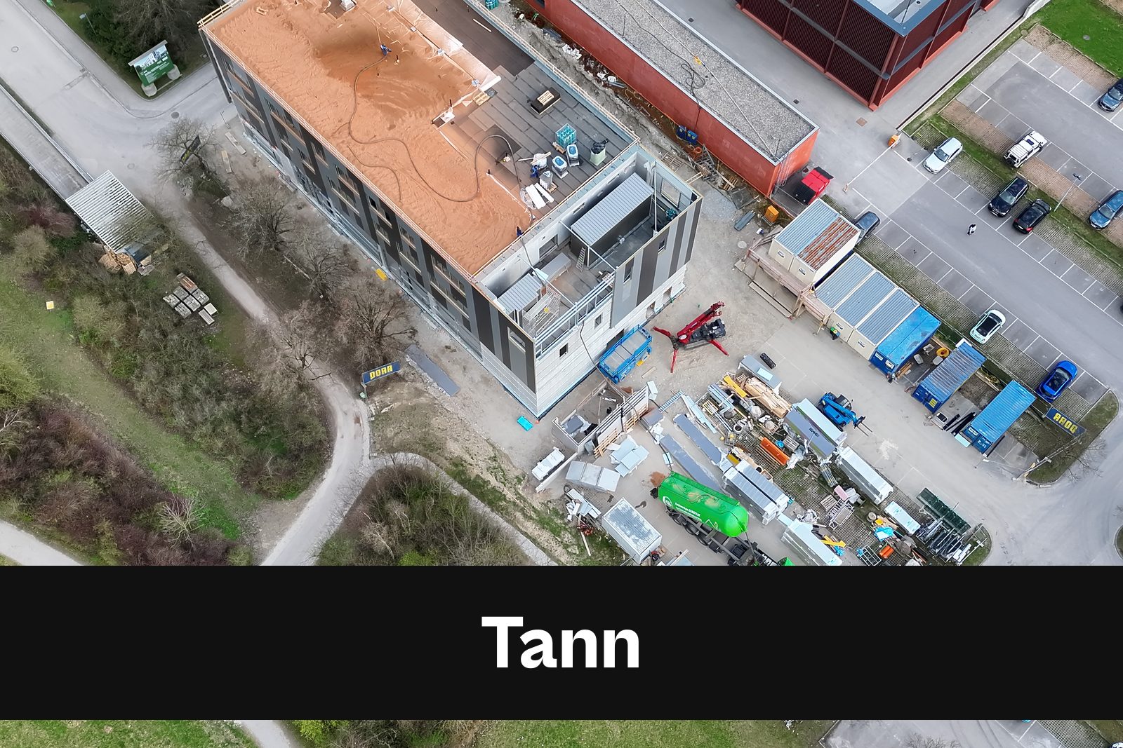 Drohnen-Luftaufnahme einer Baustelle in Tann mit Standort-Badge