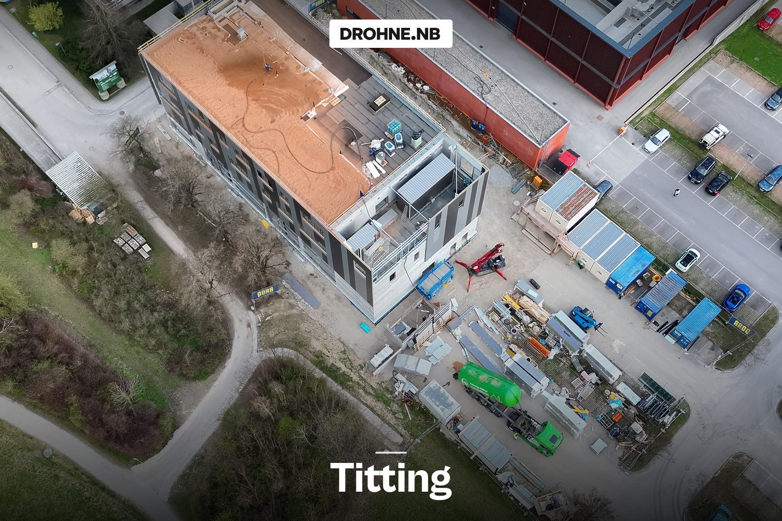 Drohnen-Luftaufnahme einer Baustelle in Titting mit Standort-Badge