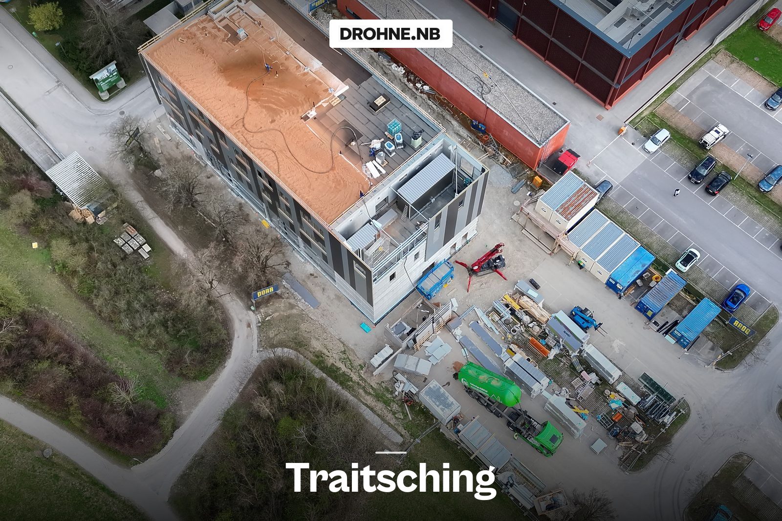 Drohnen-Luftaufnahme einer Baustelle in Traitsching mit Standort-Badge