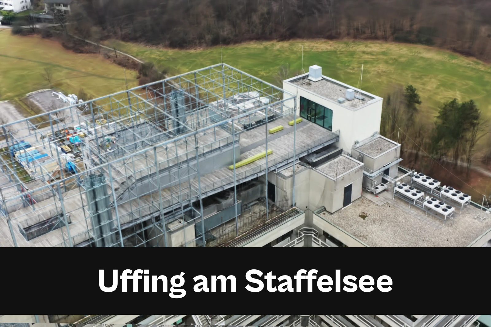 Fotorealistisches 3D-Modell als Gaussian Splat aus Drohnenaufnahmen in Uffing am Staffelsee mit Standort-Badge