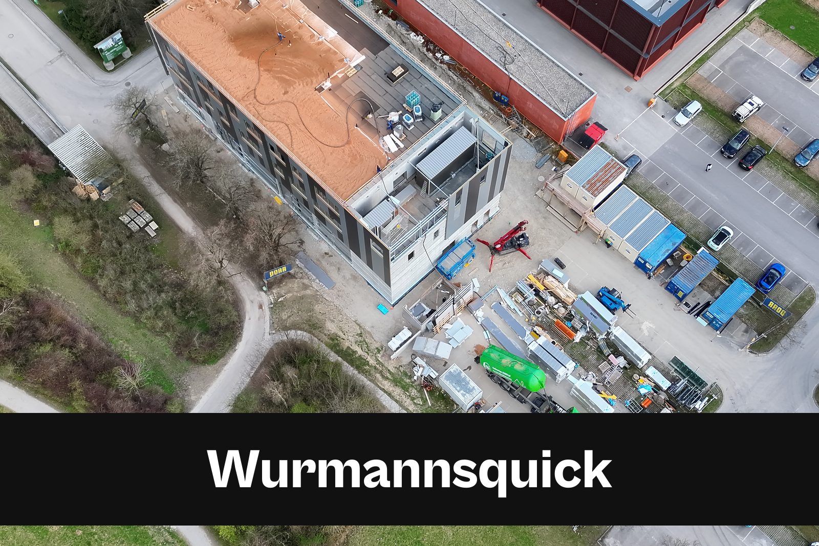 Drohnen-Luftaufnahme einer Baustelle in Wurmannsquick mit Standort-Badge