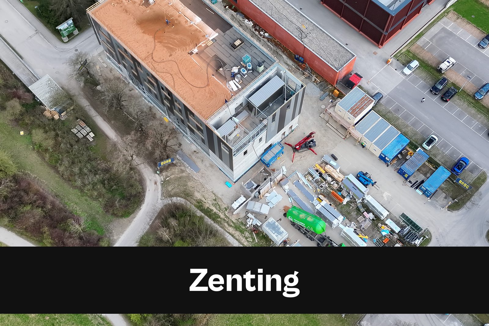 Drohnen-Luftaufnahme einer Baustelle in Zenting mit Standort-Badge